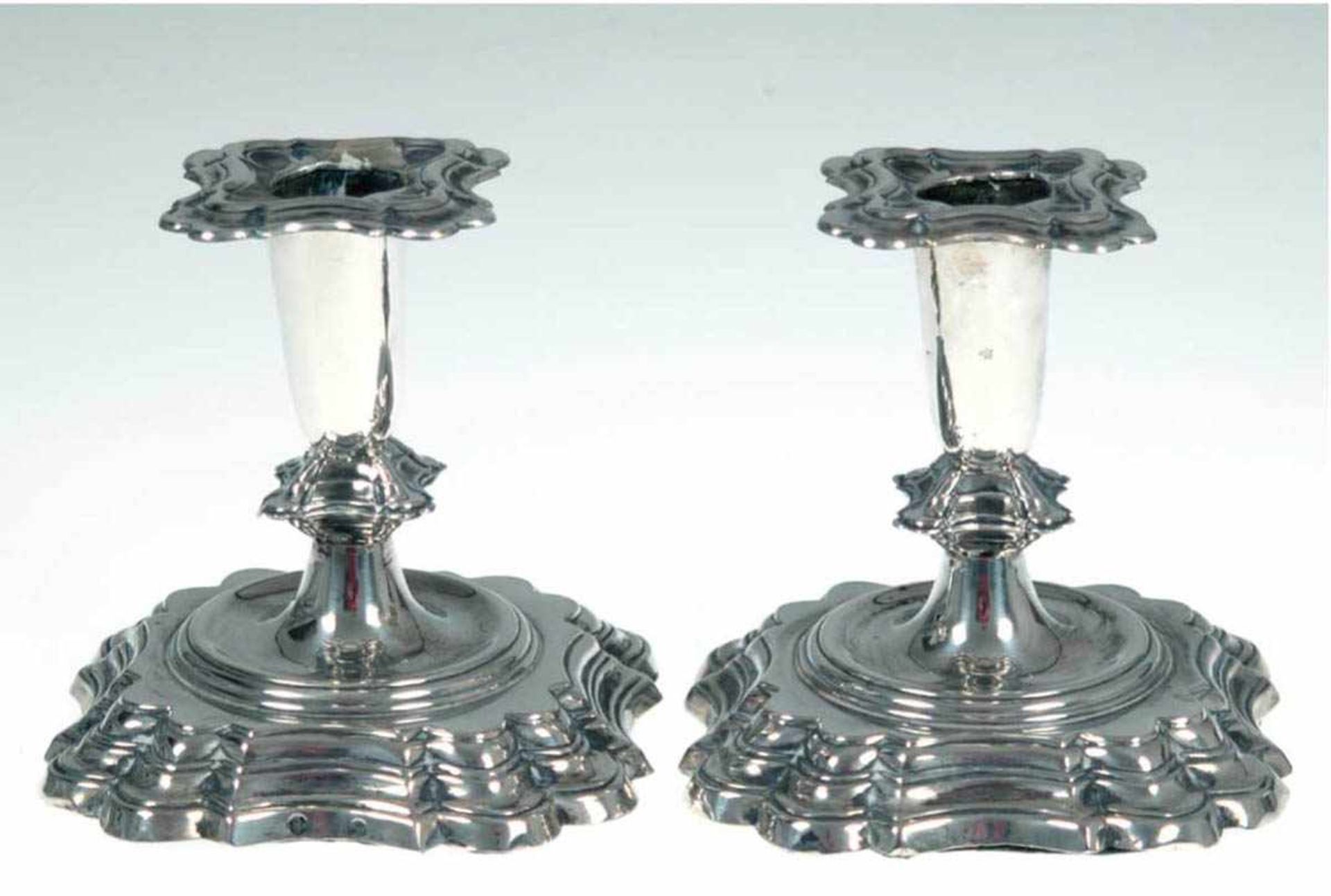 Paar Kerzenleuchter im Barockstil, Silber, Dänemark, 1-kerzig, auf 4 passig getrepptemFuß,