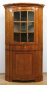 Biedermeier-Eckschrank, um 1810, Kirsche furniert, 2-türiger, konvex gerundeter Korpus mit1