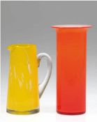 Konvolut Glas, dabei schwedische Designer-Vase mit orangen und weißem Überfang, H. 17,5 cmund