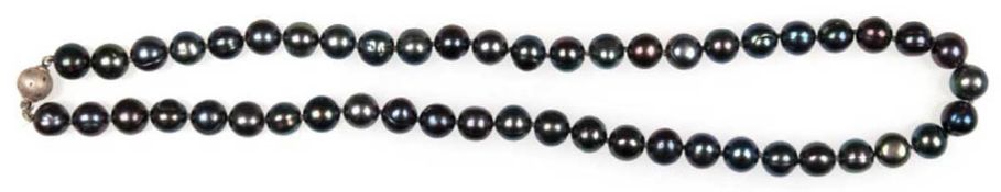 Schwarze SW-Perlenkette, ca. 8,0 - 8,5 mm, Verschluss AG 835er, L. 45,0 cm,