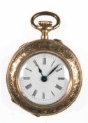 Damentaschenuhr um 1900, 14 k Gold, zieseliert, Rückseite z.T. schwarz emailliert u.monogrammiert,