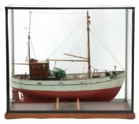 Modellschiff "Ostseekutter E 714", ca. 1950/60, mit vielen kleinen Details, aufHolzsockel,