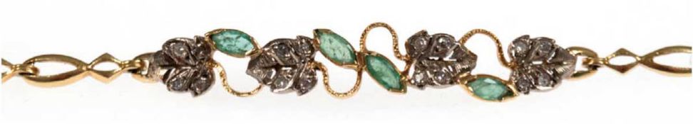 Armband, 750er GG/WG, floral gestaltete Schauseite besetzt mit 16 Brillanten und 4Smaragden, L. 18