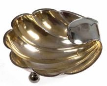 Muschelschale, 19. Jh., 12 Lot Silber, Meisterpunze AE, ca. 167 g, innen vergoldet, auf 3Kugelfüßen,