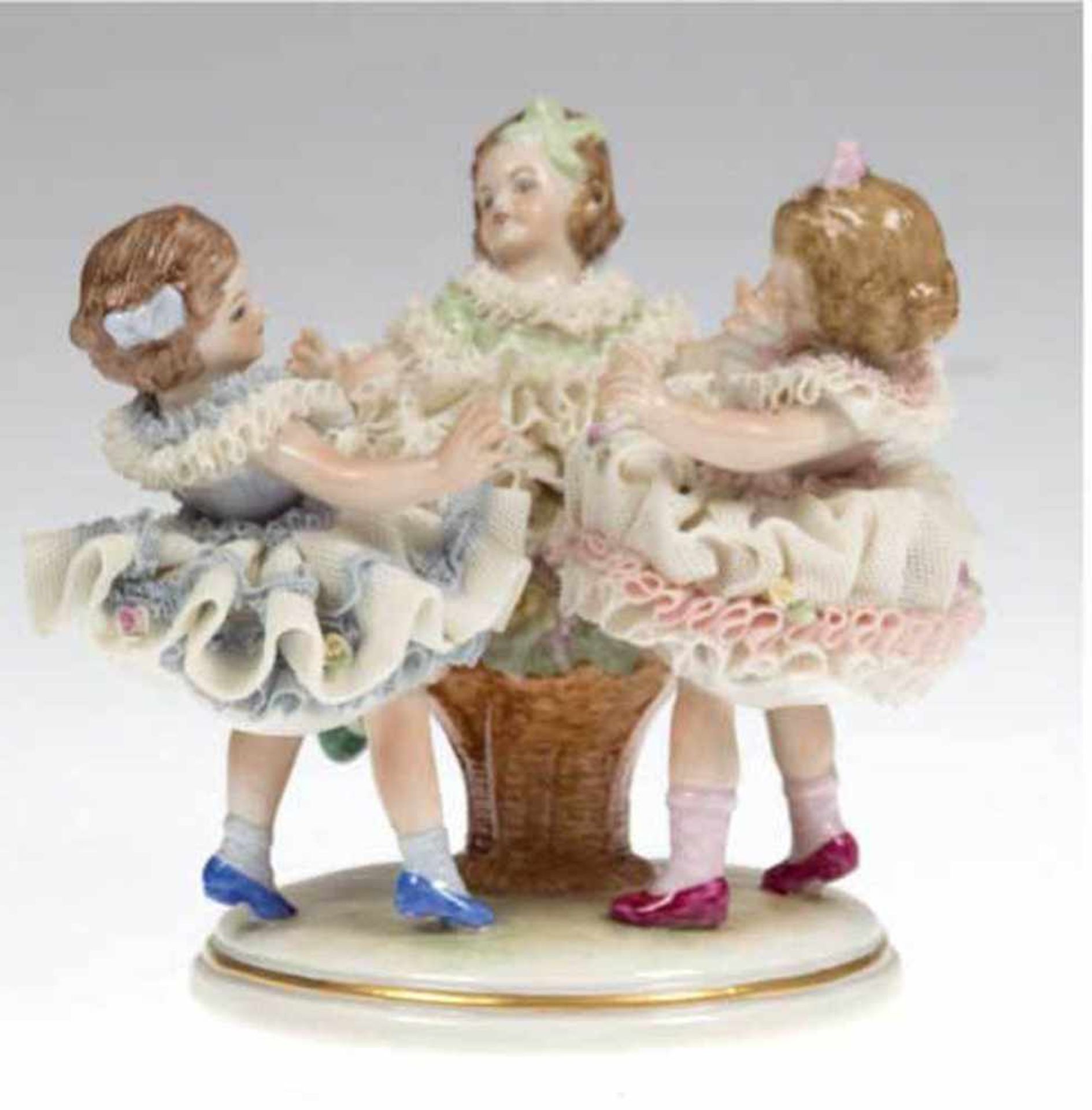 Porzellanfiguren "Drei Mädchen mit Spitzenkleid im Kreise tanzend", Volkstedt, H. 14 cm,