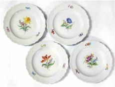 4 Meissen-Teller, Bunte Blume 2, Rand mit Muschelrelief (Biedermeierform), 1. Wahl, Dm.18,5 cm