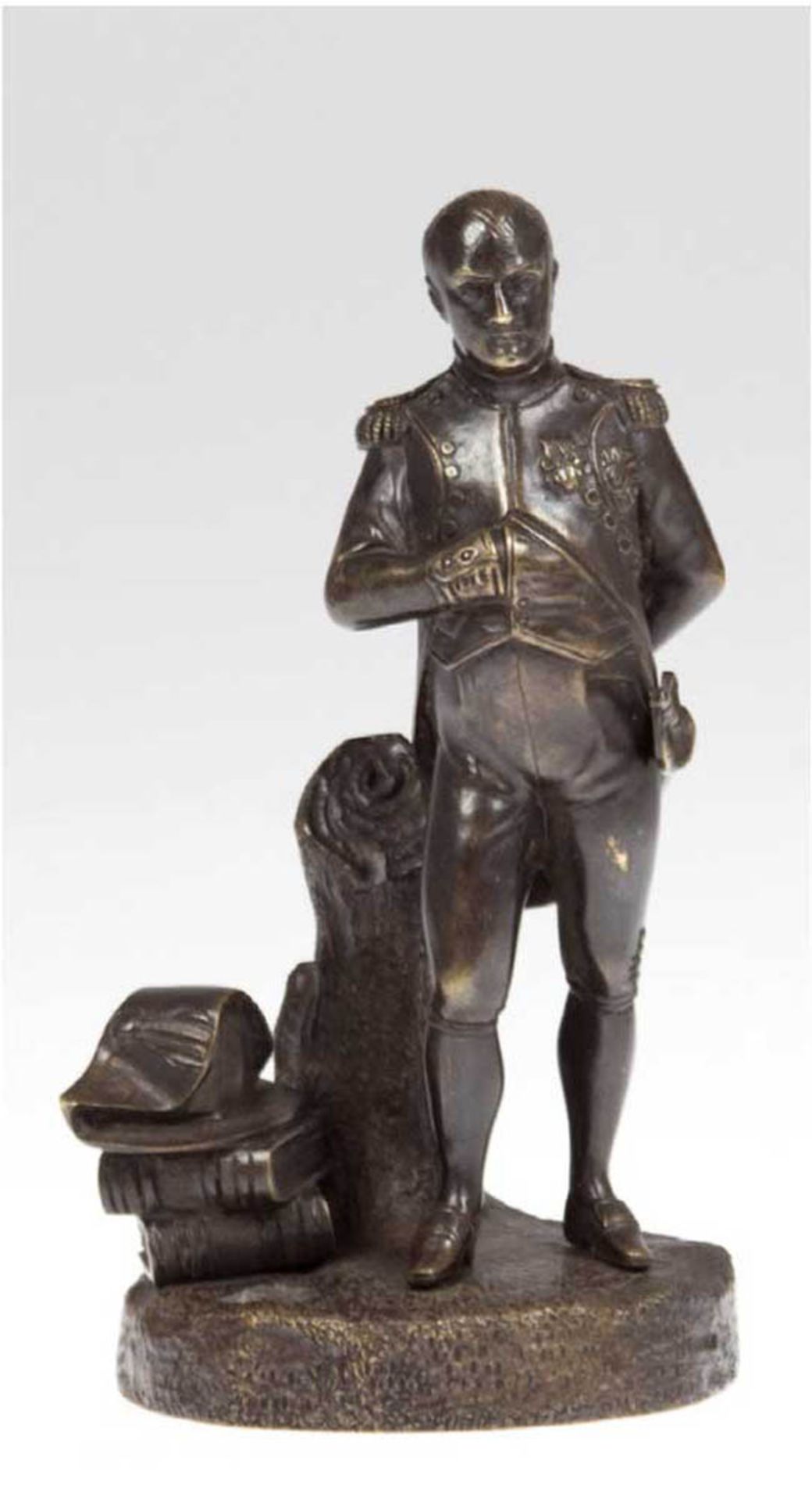 Skuptur "Napoleon", vor Baumstamm stehend, neben ihm 2 Bücher und sein Zweispitz, Bronze,undeutl.