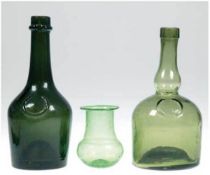 Konvolut Waldglas, 19. Jh., grün, dabei 2 Flaschen und Vase, Flaschen mit hochgestochenemBoden, 9,