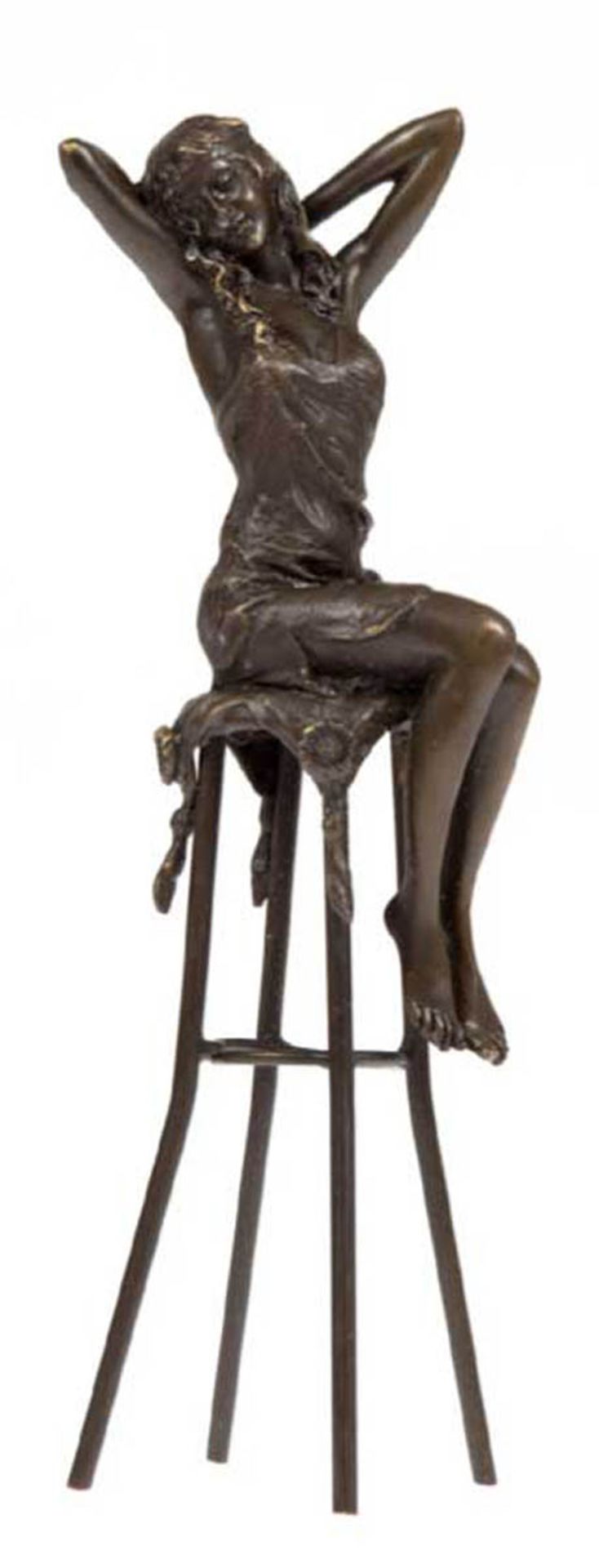 Bronzefigur "Junge Dame mit hinter dem Kopf verschränkten Armen auf Barhocker sitzend",Nachguß 20.