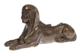 Figur "Sphinx", Bronze, patiniert, auf passigem Messingblech vernietet, H. 10,5 cm, L. 21cm