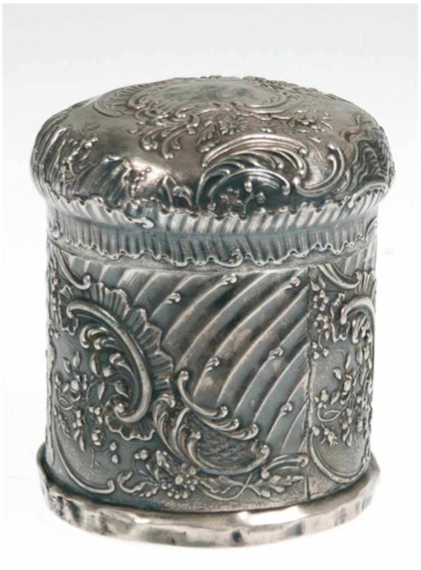 Deckeldose, Silber geprüft, rund mit gewölbtem Deckel, Rocaille- und Floralrelief,gedellt, 156 g, H.