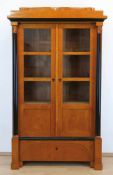 Vitrine im Biedermeier-Stil, 19./20. Jh., Kirsche furniert, 2-türiger, frontseitigverglaster