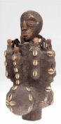 Ritualgefäß, Afrika, figürlich, verziert mit Kaurimuscheln und Eisenelementen, oberhalbÖffnungen mit