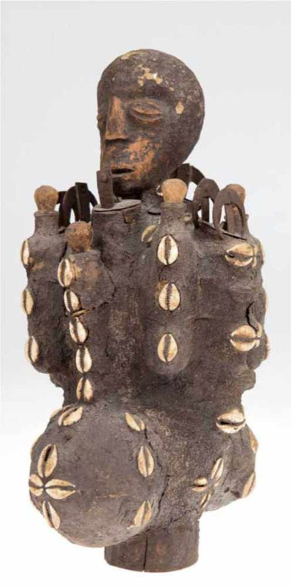 Ritualgefäß, Afrika, figürlich, verziert mit Kaurimuscheln und Eisenelementen, oberhalbÖffnungen mit