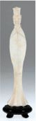 Marmorfigur "Chinesischer Würdenträger", geschnitzt, H. 27 cm, auf Holzsockel, H. 3 cm