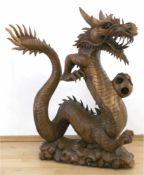 Große Holzfigur "Drache", Linde?, vollplastisch aus einem Stück geschnitzt, ca. 100x87x35cm