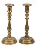 Paar Kerzenleuchter, 19. Jh., Messing, gegliederter Balusterschaft, H. 27 cm