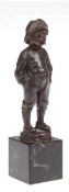 Kleine Figur "Junge mit Zigarette", Bronze, braun patiniert, H. 9 cm, auf Marmorsockel, H.3 cm