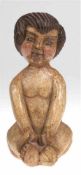 Figur "Sitzendes Mädchen", um 1910/1920, Holz, geschnitzt und bemalt, H. 28,5 cm