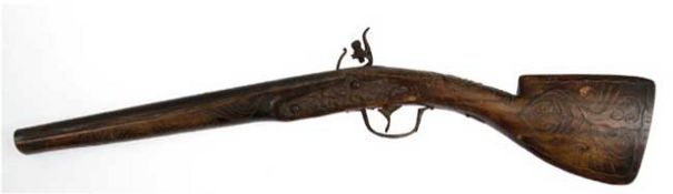 Pistole, 19. Jh., Holzschaft mit Messingfadeneinlagen, Gebrauchspuren, L. 56 cm