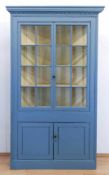 Louis-Seize-Eckschrank, blau gefaßt, Unterteil mit 2 Türen, darüber 2 sprossenverglasteTüren,