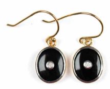 Paar Ohrringe, 9 kt. Gelbgold u. Silber, Onyx mit Brillant