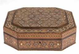 Orientalische Schatulle, Holz, reich intarsiert, Perlmutt- und Beineinlagen, 8-eckigeForm, 9x30x,