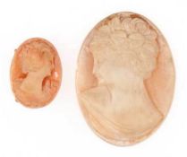 2 div. Muschelkameen, oval, ungefaßt, je mit Damenporträt, L. 1,6 cm u. 3,0 cm