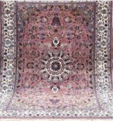 Persischer Teppich, rotgrundig, mit zentralem Medaillon, floralen Motiven, fleckig,leichte
