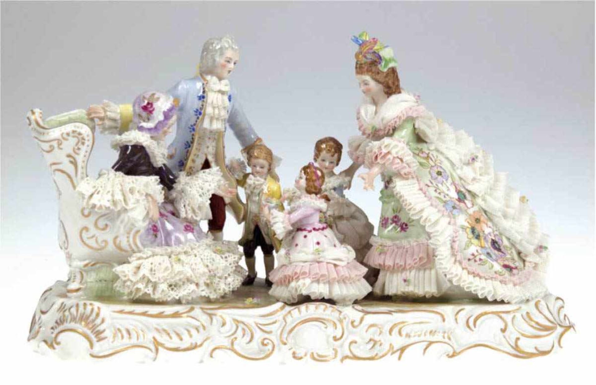 Porzellanfigurengruppe "Familienbesuch", Volkstedt, polychrome Malerei, L. 32 cm, H. 19,5cm