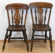 2 Kitchen Chairs, England, gedrechselte, verstrebte Beine, Brettsitz, versproßteRückenlehne