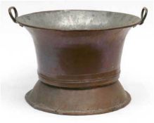 Kübel, 17. Jh., Kupfer, innen verzinkt, beidseitig Ringgriffe, H. 28 cm, Dm. 43 cm