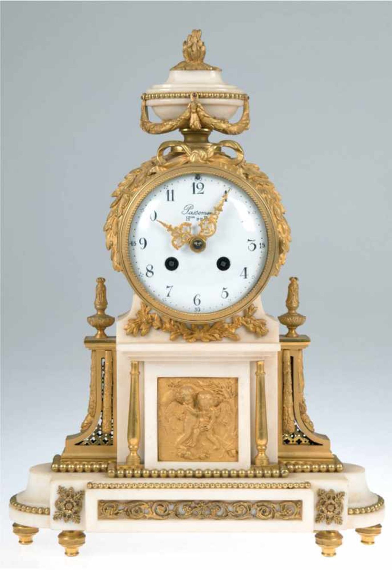 Pendule, Frankreich um 1860, bez. Passement, Alabaster mit Bronzeverzierungen undVasenbekrönung,