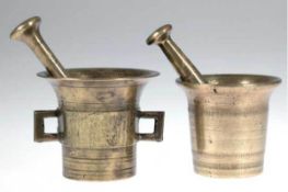 2 Mörser mit Pistill, Messing, zylindrischer Korpus, reliefierte Wandung mit Rillendekor,konisch