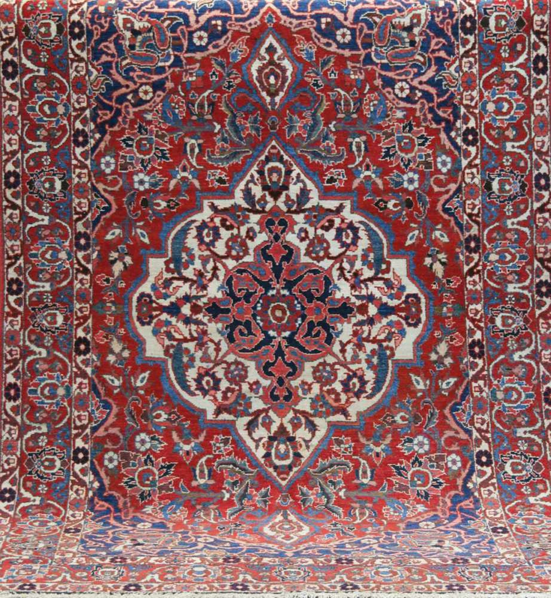 Bachtiar, Persien, rotgrundig mit zentralem Medaillon u. floralen Motiven, 225x153 cm