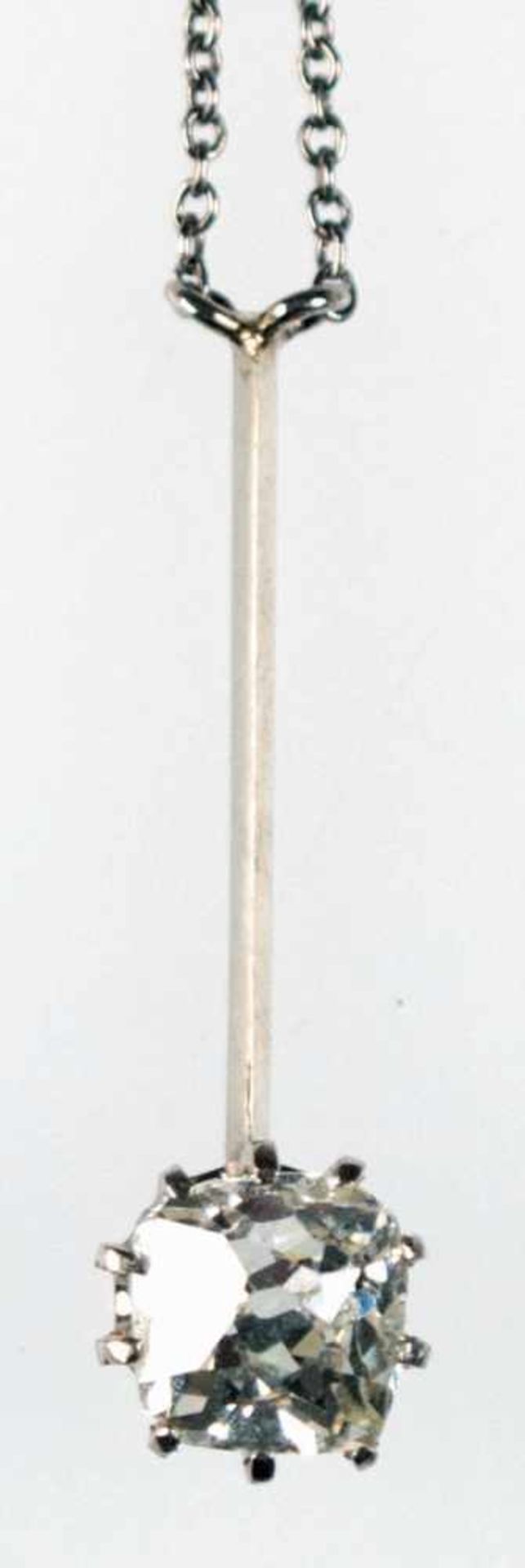 Collier um 1900, 585er WG, 1 Brillant im Cushon-Schliff 0,93 ct., L. 44,0 cm