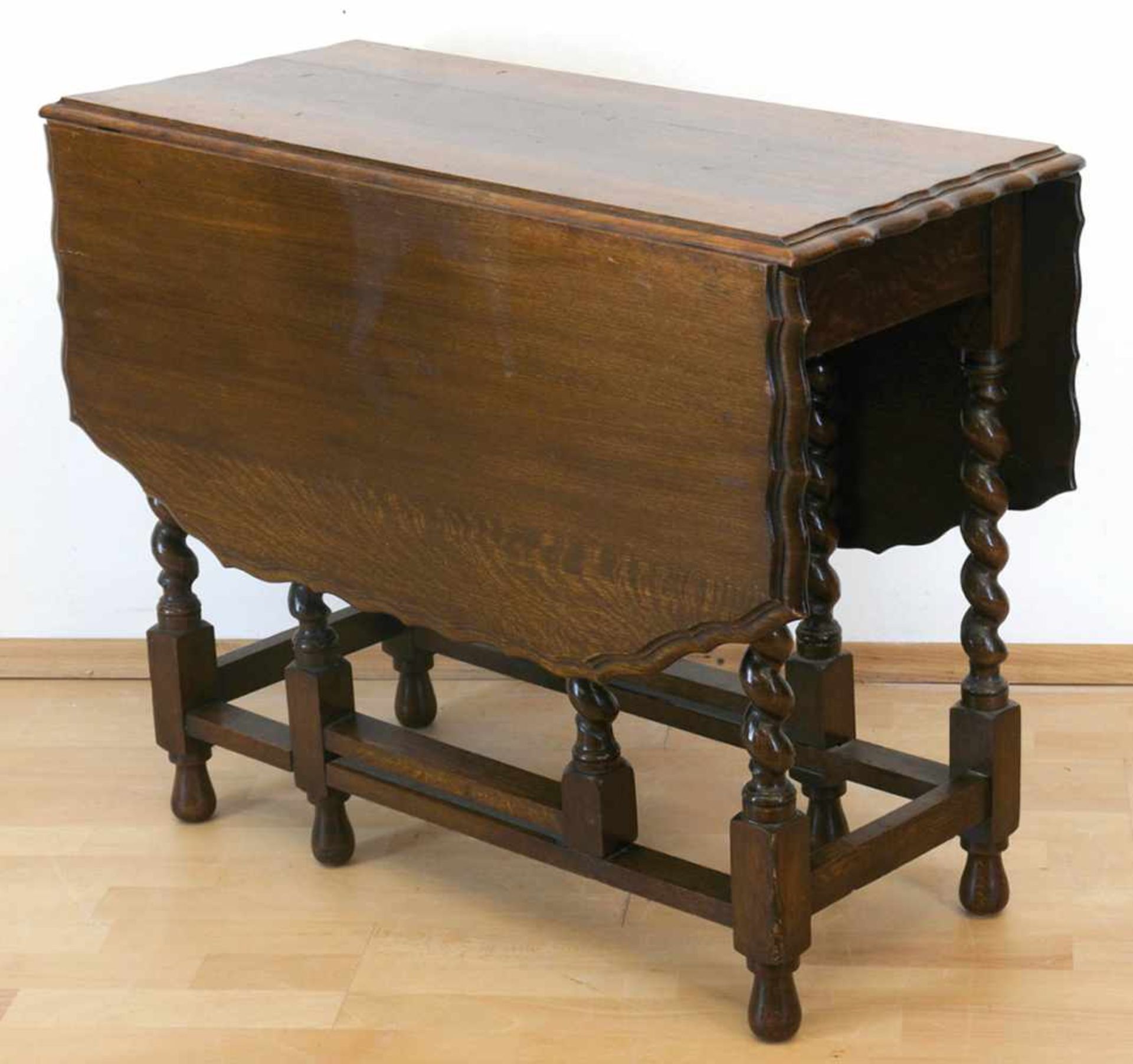 Gateleg table, Eiche, gedrechseltes verstrebtes Fußgestell mit seitlich ausstellbarenBeinen,