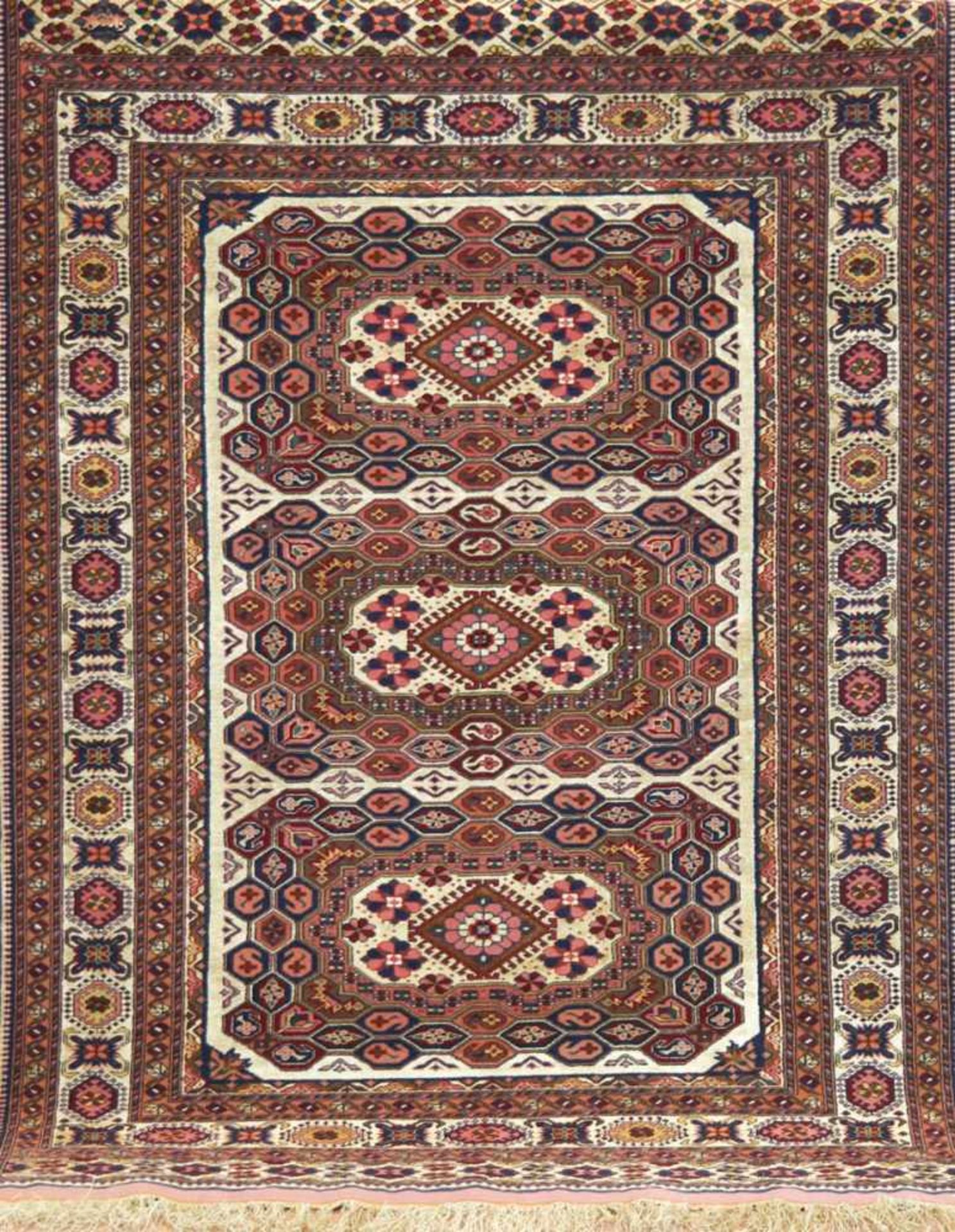 Belutsch, Persien, rotgrundig mit zentralem Muster u. floralen Motiven, (als Wandteppichgenutzt),