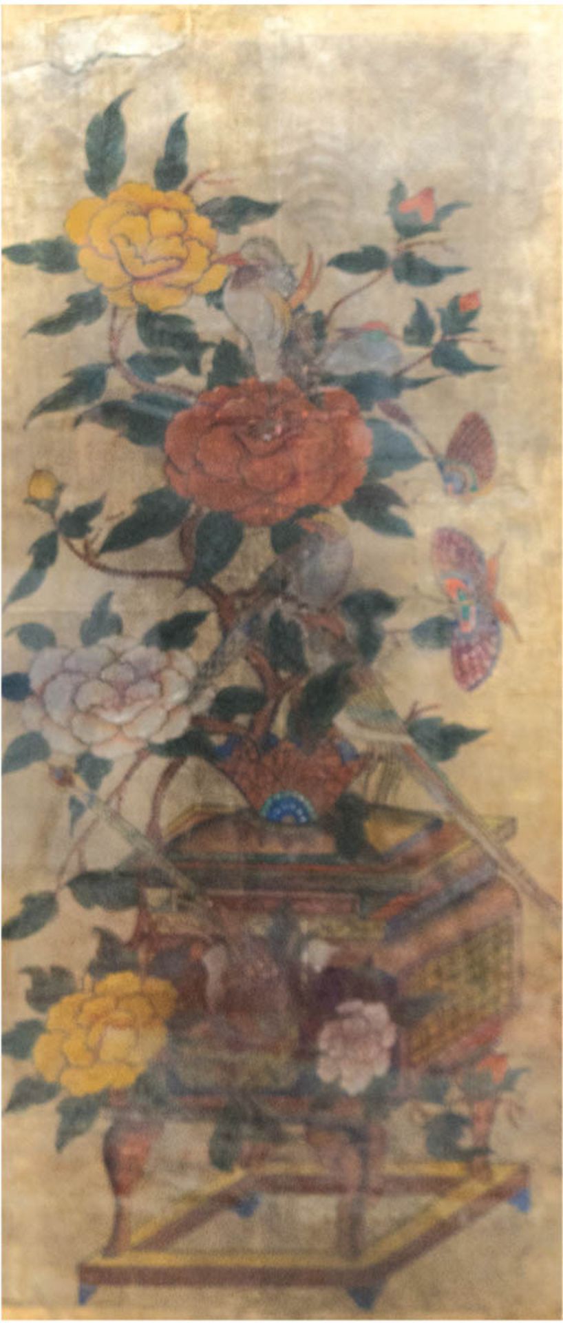 China 18./19. Jh. "Blumenarrangement mit Schmetterlingen und Vogel auf Tischchen",Mischtechnik/