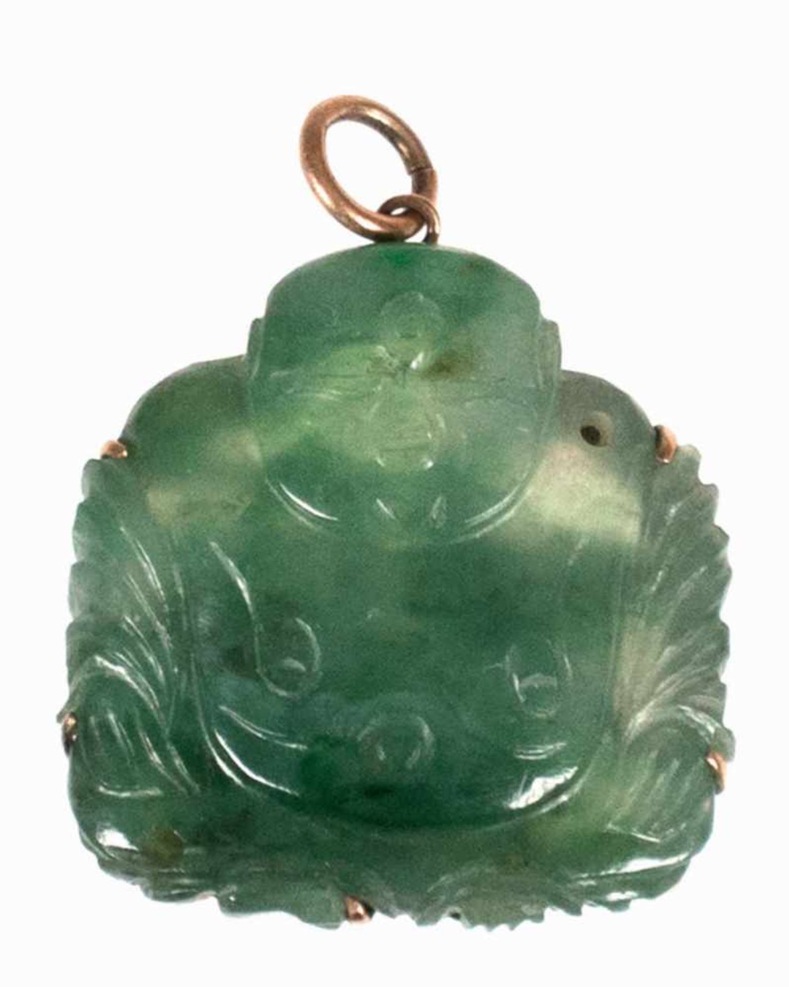 Buddha-Anhänger, Jade, Rückseite in Form von asiatischen Schriftzeichen aus goldfarbenemMetall,