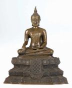 Buddha-Figur "Sitzender Buddha auf dreistufigem Sockel", Bronze, Burma/Thailand, 20. Jh.,Buddha