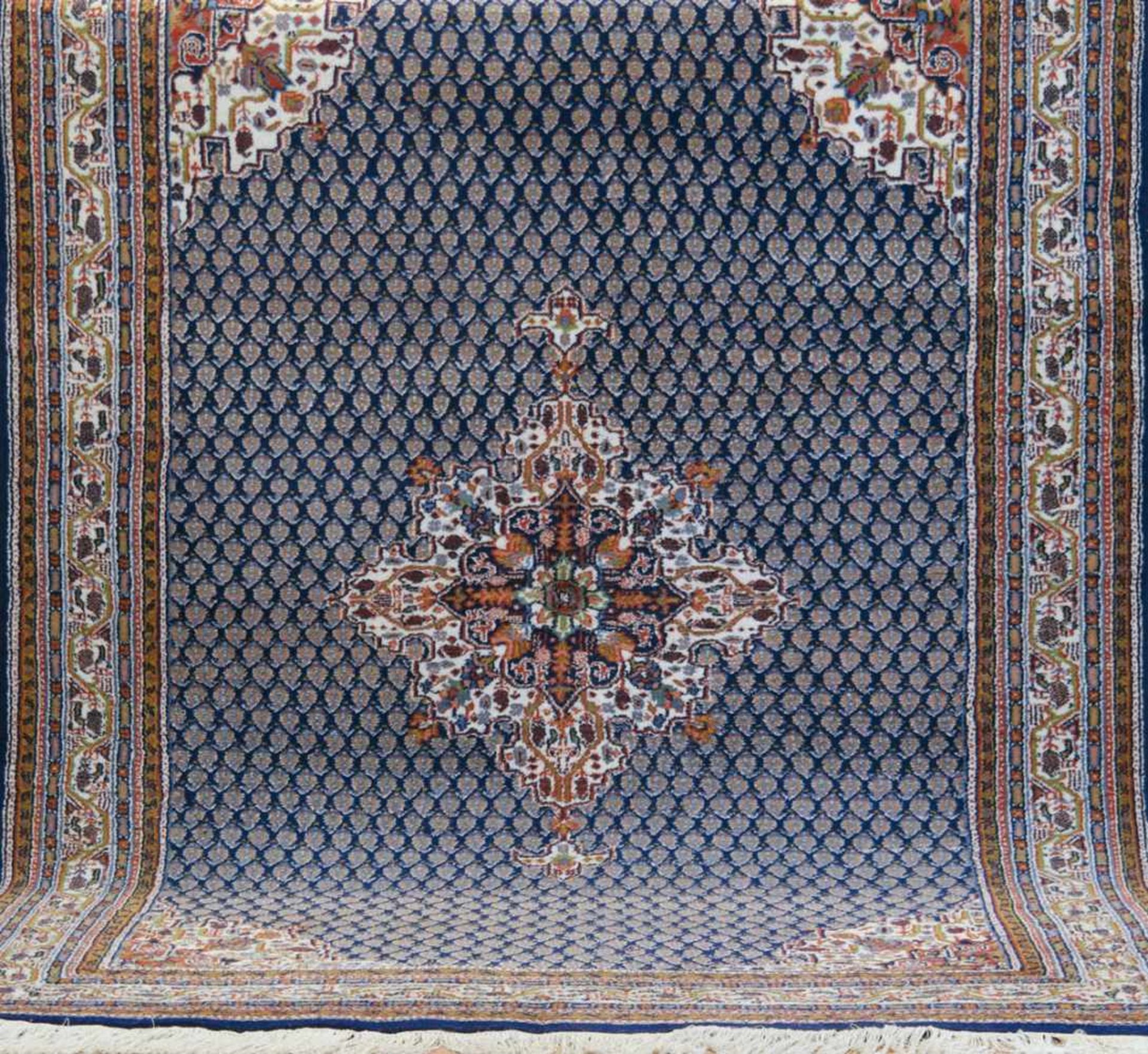 Teppich, blaugrundig, mit zentralem Medaillon, durchgehendes Muster, Kanten