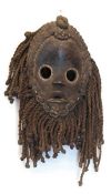 Dan-Maske, Elfenbeinküste, Holz, geschnitzt, Kordelhaare und -bart aus Pflanzenfasern,