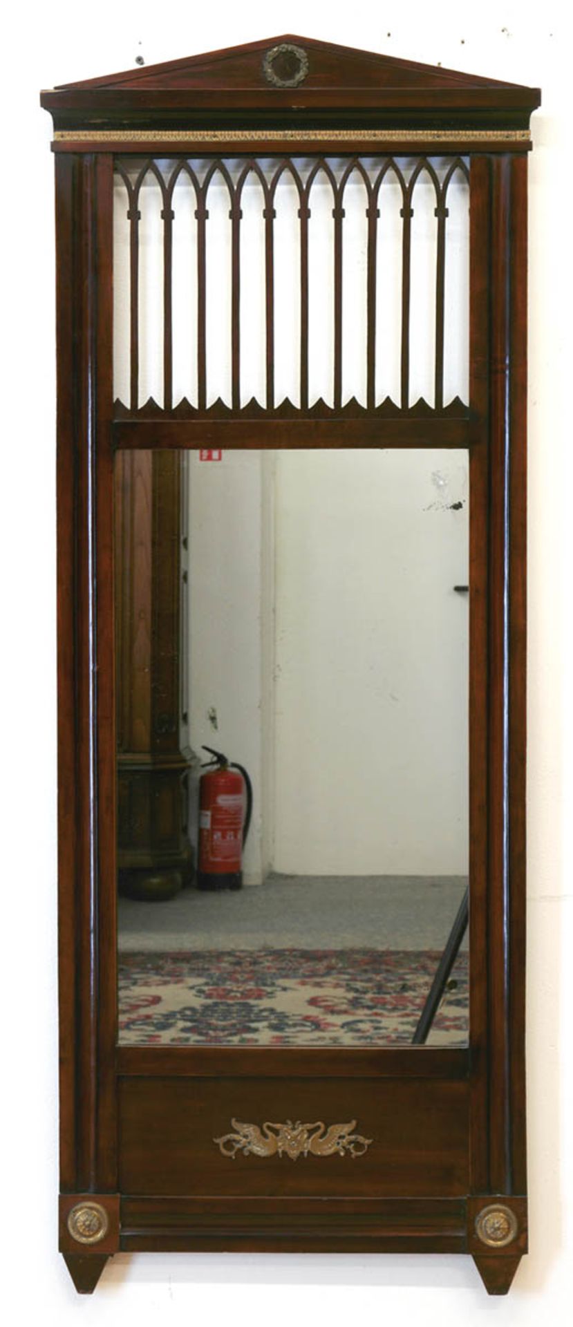 Biedermeier-Spiegel, Mahagoni furniert, Messingappliken, Giebelfeld mit Zierversprossung,123x48 cm