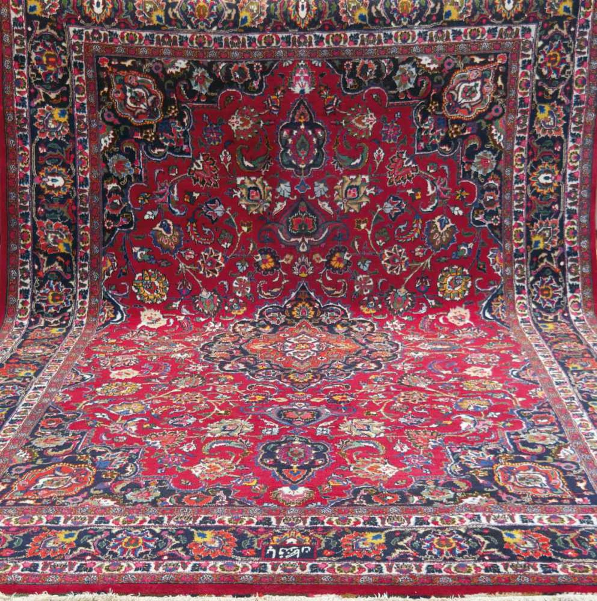 Mesched, rotgrundig mit zentralem Medaillon u. floralen Motiven, 1 kleine Stelle leichtbelaufen, mit