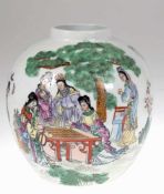 Vase, China, Darstellung mit Personen u. Landschaftskulisse, gemarkt, H. 23 cm