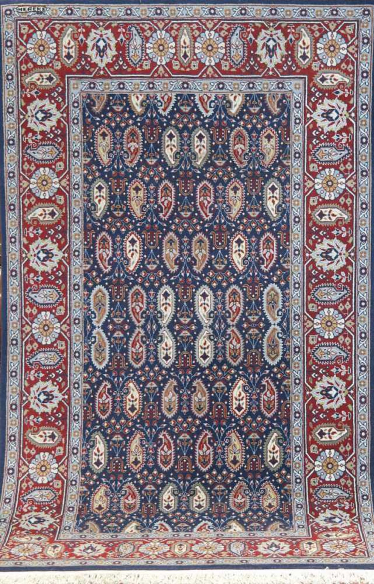 Hereke, Türkei, blau/rot grundig, mit zentralem Muster u. floralen Motiven, mit Gravur,175x102 cm