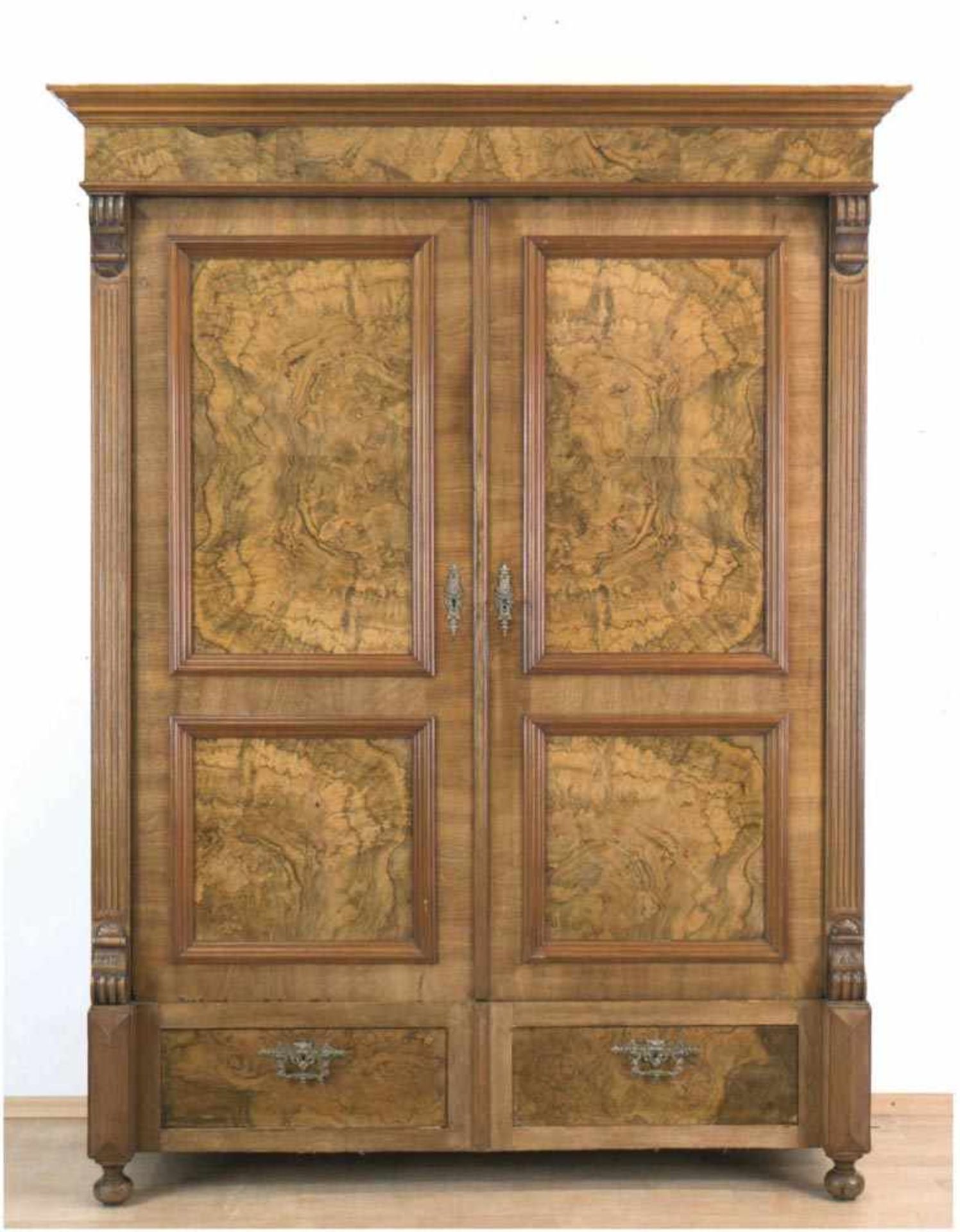 Gründerzeit-Kleiderschrank, um 1900, Nußbaum mit Wurzelfurniere, 2-türig, im Sockel 2Schubladen,