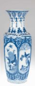 China-Vase, Porzellan, 20. Jh., 6-kantiger Korpus, mit asiatischen Darstellungen in Blau,H. 45 cm