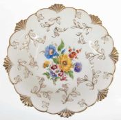 Meissen-Prunkteller, buntes Blumenbukett, gold konturiertes Floralrelief, 4Schleifstriche, Dm. 30,